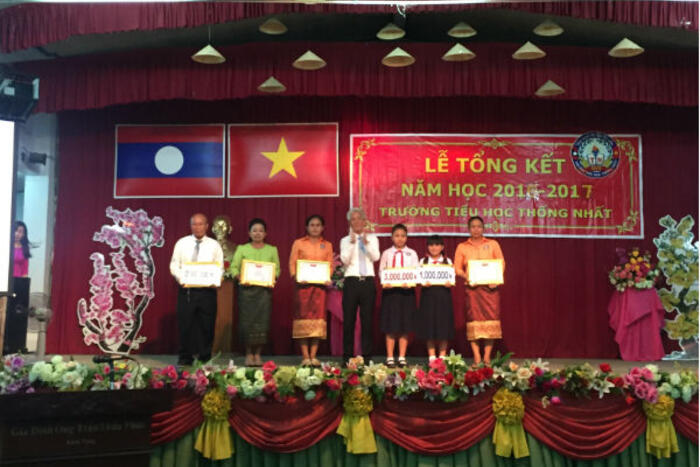 Chủ tịch Hội trao Giấy khen và tặng quà cho giáo viên và học sinh