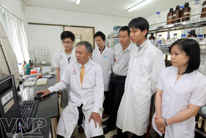 TS Nguyễn Quốc Bình cùng các học trò tại Phòng thí nghiệm của Trung tâm CNSH TP HCM