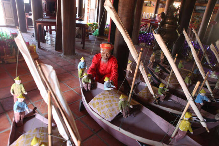 Cụ Võ Hiển Đạt chuẩn bị mô hình thuyền câu và hình nhân thế mạng cho Lễ khao lề thế lính Hoàng Sa