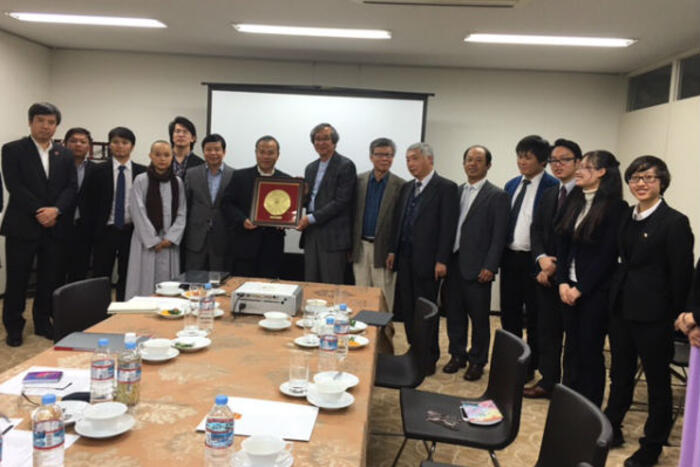 Thứ trưởng Vũ Hồng Nam tặng quà cho Hội người Việt Nam tại Nhật Bản