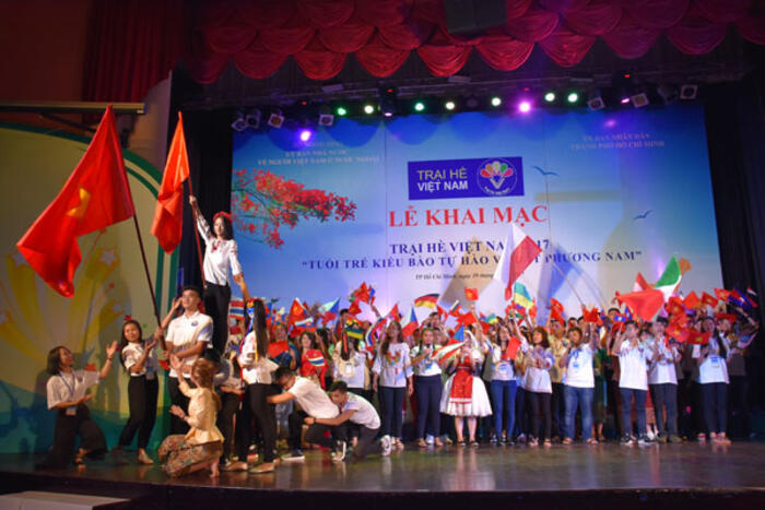 Các đại biểu Trại hè Việt Nam biểu diễn bài hát Trại hè Việt Nam