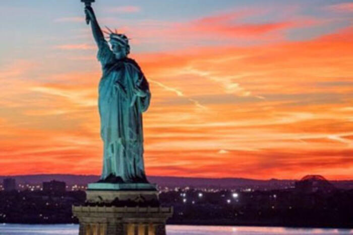 Phần bên dưới mặt nước của đảo Tự do (Liberty Island),thuộc địa phận tiểu bang New Jersey, nó không thuộc New York như mọi người thường nghĩ