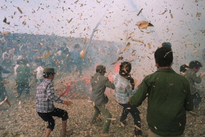 Đồng Kỵ, Bắc Ninh, 1989: Những mảnh pháo bắn ra tứ phía, thanh niên trong làng Đồng Kỵ đang cùng nhau chơi pháo Tết