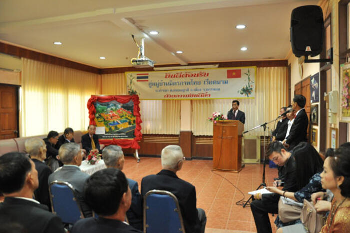 Ông Trịnh Cao Sơn thông báo về hoạt động của Hội người Việt tại Nakhon Phanom