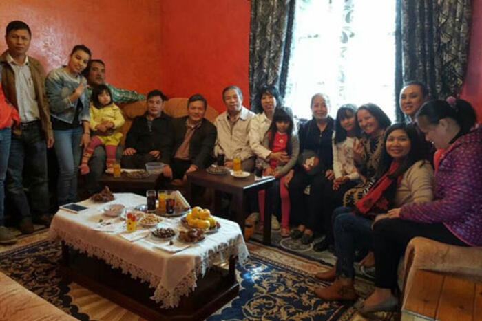 Đoàn công tác Đại sứ quán Việt Nam tại Algérie thăm gia đình anh Khizane Ali