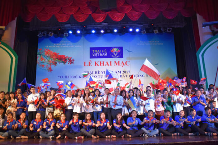 Cùng thanh niên sinh viên TP Hồ Chí Minh hát bài Nối vòng tay lớn