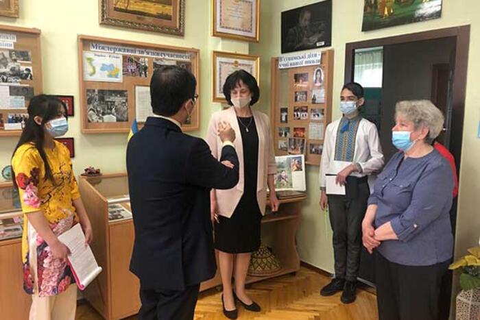 Đại sứ thăm phòng lưu niệm Hồ Chí Minh trong nhà Trường