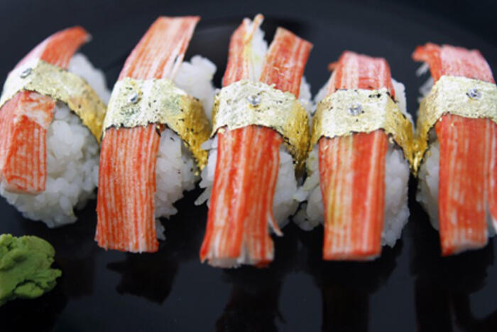Đầu bếp người Philippines Angelito Araneta tạo ra món sushi kỷ lục Guinness. Giá mỗi miếng là 16.800 USD với những miếng vàng lá dát mỏng cùng một hạt kim cương