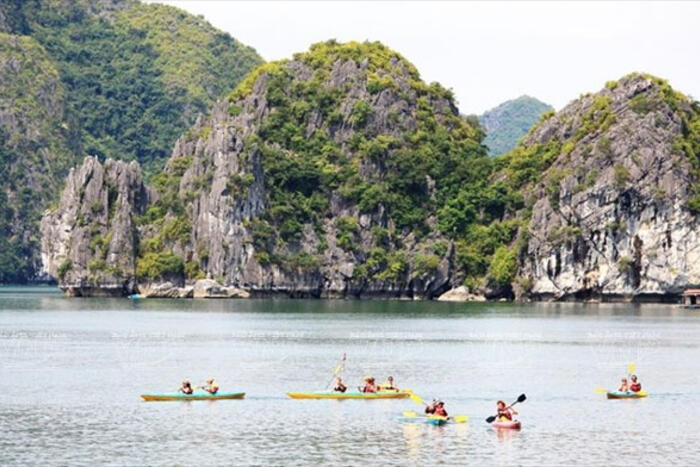 Khám phá Vịnh Lan Hạ bằng thuyền kayak. (Ảnh: Trần Thanh Giang)