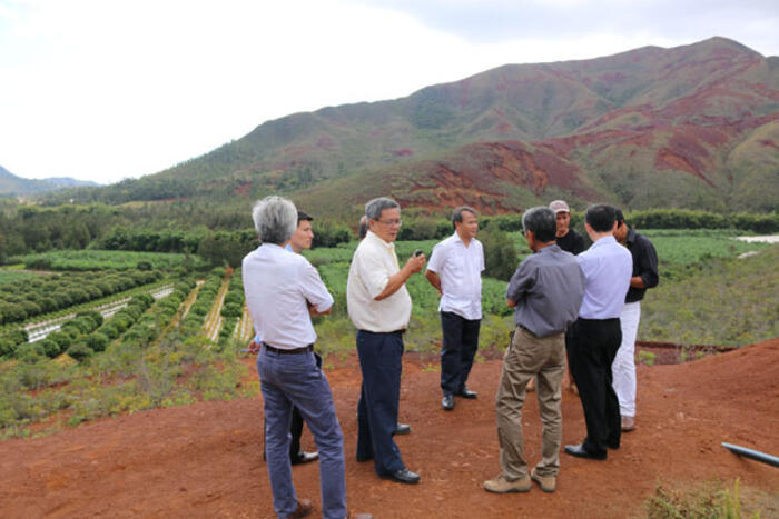 Đoàn công tác thăm trang trại của anh Le Van Hoa Jean