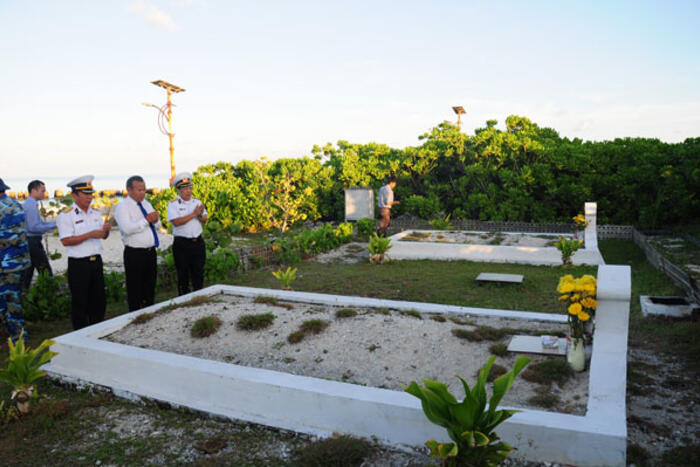Thứ trưởng Vũ Hồng Nam thắp hương tại mộ các liệt sĩ tại đảo Trường Sa