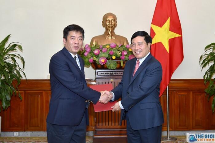 Phó Thủ tướng, Bộ trưởng Ngoại giao Phạm Bình Minh trao Quyết định cho ông Vũ Hồ (Ảnh: Tuấn Anh)