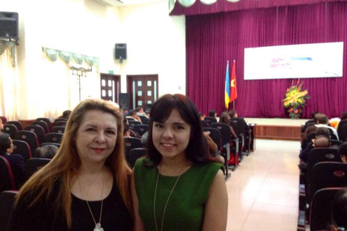 2 mẹ con chị Sveta trong Lễ kỷ niệm 23 năm thiết lập quan hệ ngoại giao Việt nam - Ucraina