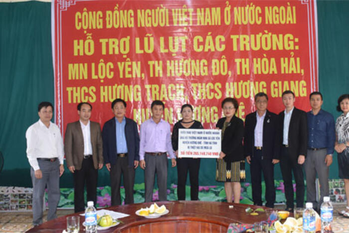 Đoàn trao tặng tiền ủng hộ cho các trường tại huyện Hương Khê, tỉnh Hà Tĩnh