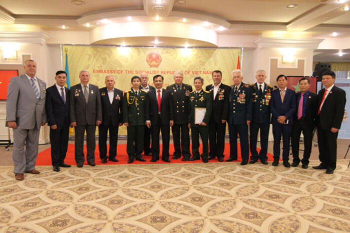 Hội cựu chiến binh Ucraina - Việt Nam chụp ảnh lưu niệm cùng Đại sứ Nguyễn Anh Tuấn