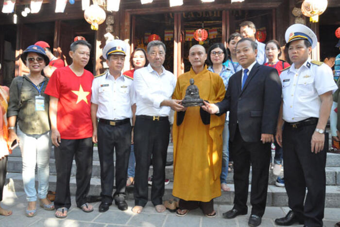 Đoàn kiều bào Thái Lan tặng quà cho chùa Sinh Tồn