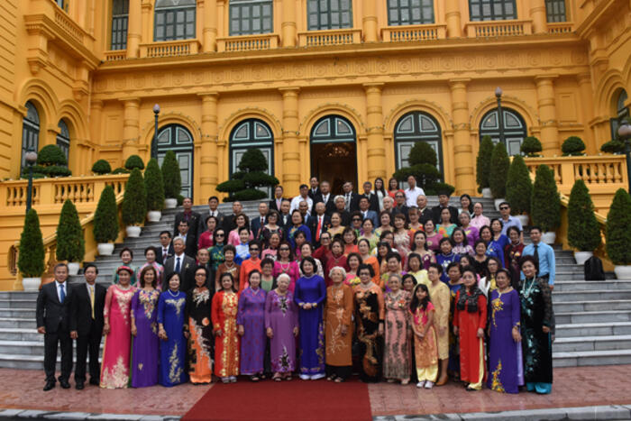Phó Chủ tịch nước Đặng Thị Ngọc Thịnh cùng các cựu giáo viên kiều bào tại Thái Lan