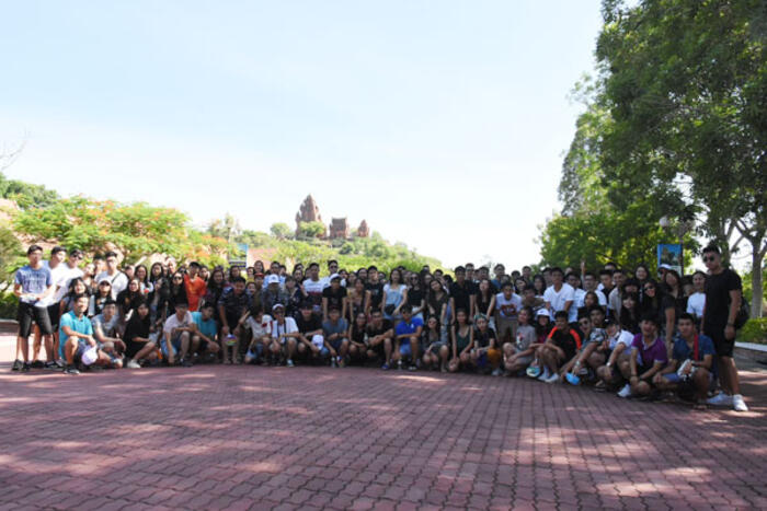 Đoàn chụp ảnh lưu niệm tại chân tháp Po Klong Garai