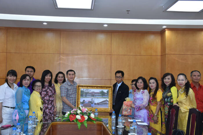 Trung tâm Hữu nghị Hà Nội - Nakhon Phanom tặng quà lưu niệm cho Ủy ban