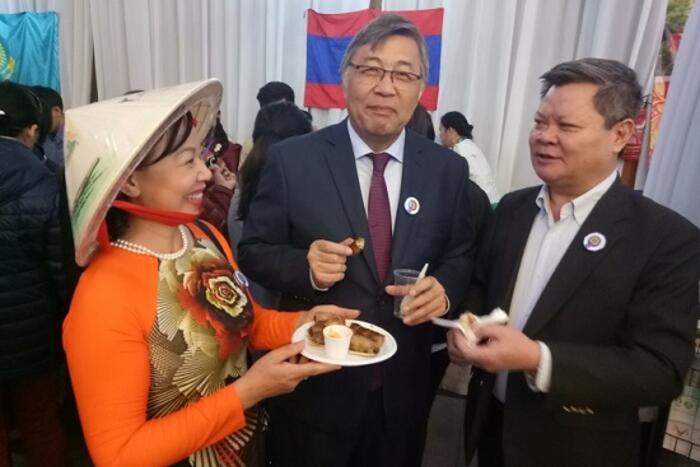 Đại sứ Lào (phải), Đại sứ Kazakhstan (giữa) vô cùng thích thú thưởng thức món nem rán Việt Nam.