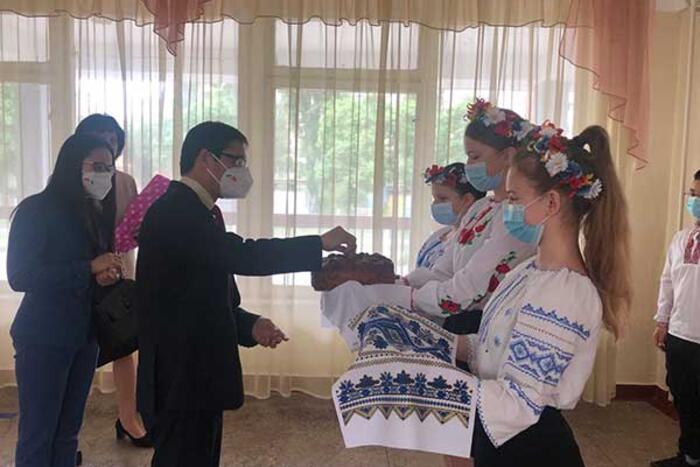 Lễ đón tiếp Đại sứ Nguyễn Hồng Thạch tại trường Hồ Chí Minh - Kiev
