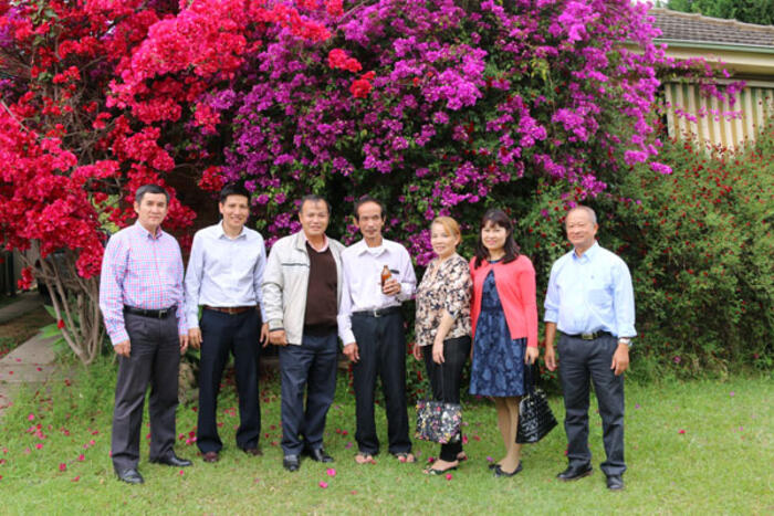 Đoàn công tác chụp ảnh lưu niệm cùng anh Nguyễn Văn Nghĩa (giữa) và phu nhân (thứ 3 từ phải)