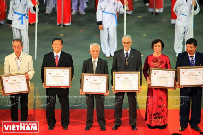 Võ sư Phan Dương Bình nhận bằng phong tặng Đại võ sư của Liên đoàn Thế giới Võ cổ truyền Việt Nam