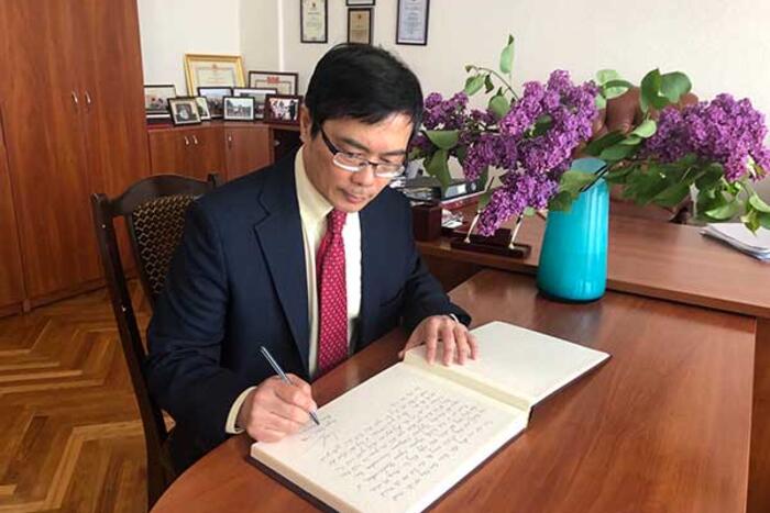 Đại sứ ghi sổ lưu niệm.