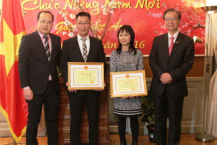 Trao tặng Giấy khen của Chủ nhiệm Ủy ban Nhà nước về người Việt Nam ở nước ngoài cho ông Lê Sơn Hà và bà Ngọc Weber