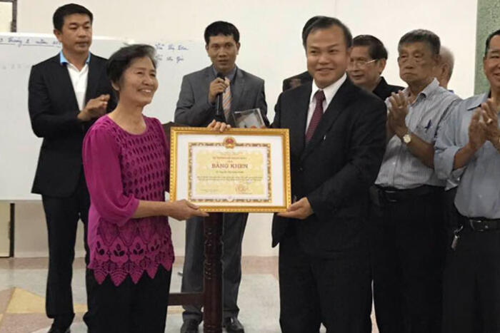 Thứ trưởng Vũ Hồng Nam trao tặng Bằng khen của Bộ trưởng Bộ Ngoại giao cho cô giáo Nguyễn Thị Xuân Oanh