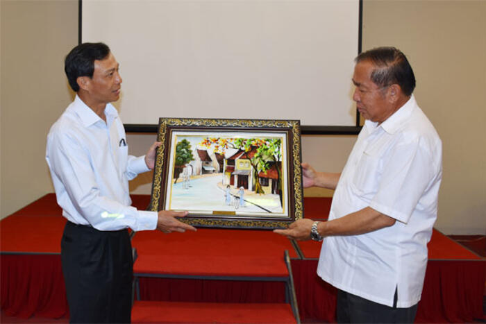 Ông Lương Thanh Nghị (bên trái) gửi tặng ông Souvanna Phouyavong món quà lưu niệm