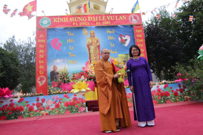 Bà Phạm Bích Lợi - Phu nhân Đại sứ Nguyễn Anh Tuấn tặng hoa Đại đức Thích Quang Điền nhân dịp lễ Vu Lan