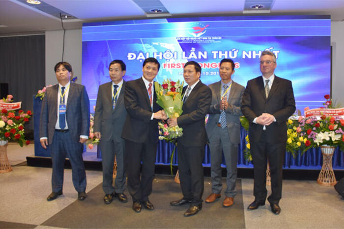 Ông Trương Mạnh Sơn tặng hoa Tân Chủ tịch Liên hiệp Hội người Việt Nam tại châu Âu Hoàng Đình Thắng