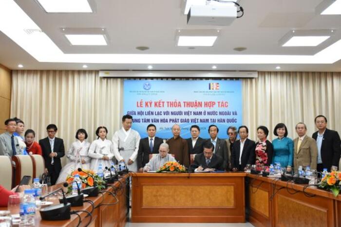 Lễ ký kết thỏa thuận hợp tác giữa Hội Liên lạc với người Việt Nam ở nước ngoài và Trung tâm văn hóa Phật giáo Việt Nam tại Hàn Quốc
