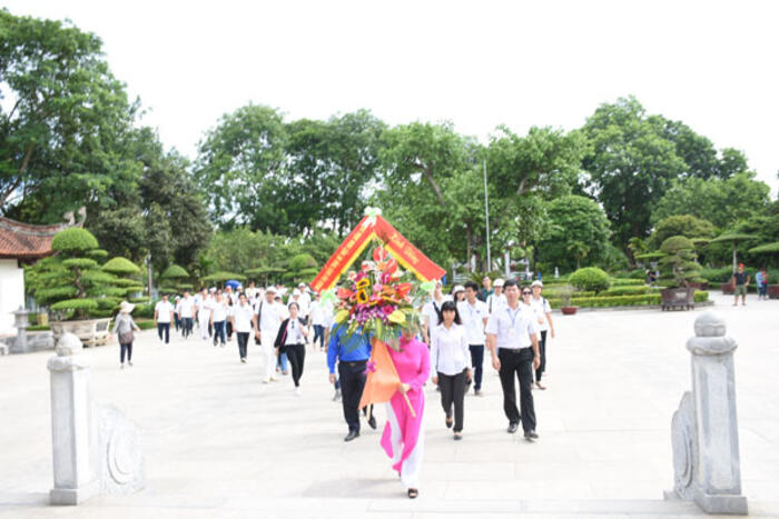 Dâng hoa tưởng nhớ Bác tại quê Nội