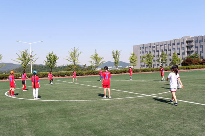 Các nữ cầu thủ khởi động hăng say trước trận đấu