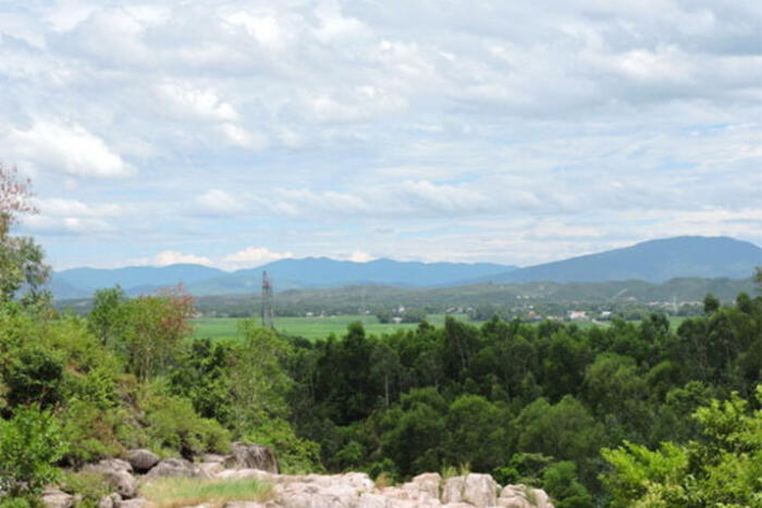 Thung lũng Đại Lộc nhìn từ đỉnh cao suối Mơ - Ảnh: T.Ly