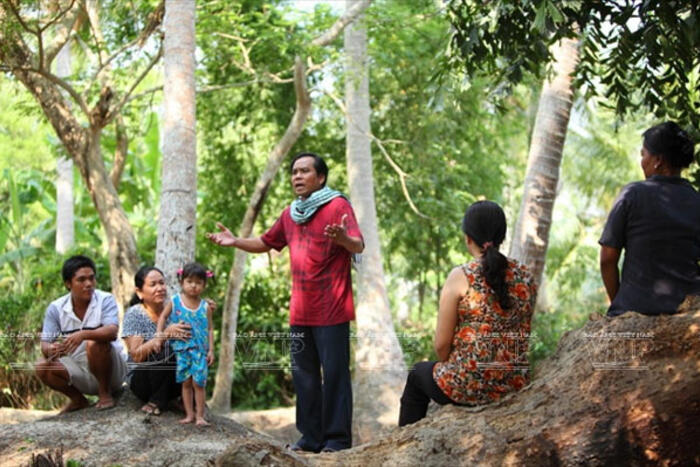 NSƯT Thạch Sung biểu diễn các trích đoạn hát dù kê phục vụ người dân Khmer tại một góc vườn. Ảnh: Nguyễn Luân