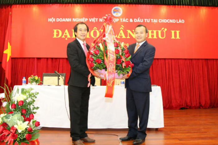 Thứ trưởng Vũ Hồng Nam tặng hoa chúc mừng Đại hội