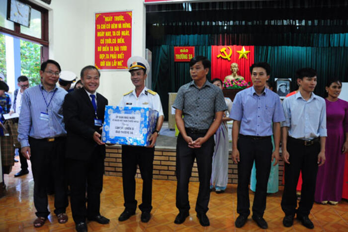 Thứ trưởng Vũ Hồng Nam tặng quà cho cán bộ chiến sĩ đảo Trường Sa