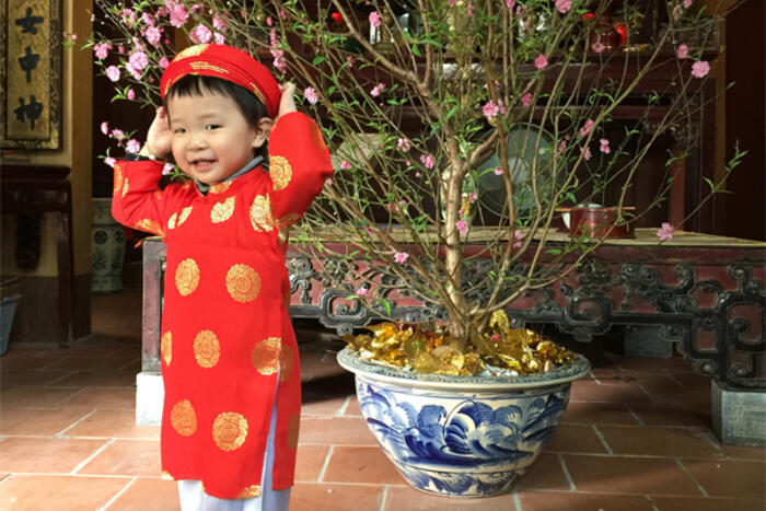 Những năm gần đây, khăn xếp, áo dài được sử dụng nhiều trong những dịp lễ, tết