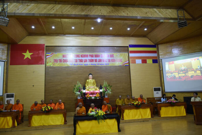 Ông Ngô Trịnh Hà – Vụ trưởng Vụ Nghiên cứu Tổng hợp, Ủy ban Nhà nước VNVNONN giới thiệu về Đoàn tại buổi làm việc với Ban trị sự Phật giáo tỉnh Kiên Giang