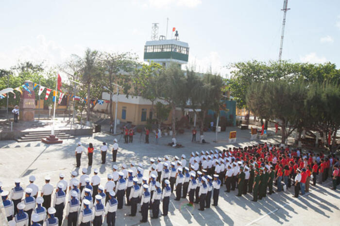 Các đại biểu thực hiện nghi thức chào cờ đầy xúc động trên Đảo Sơn Ca