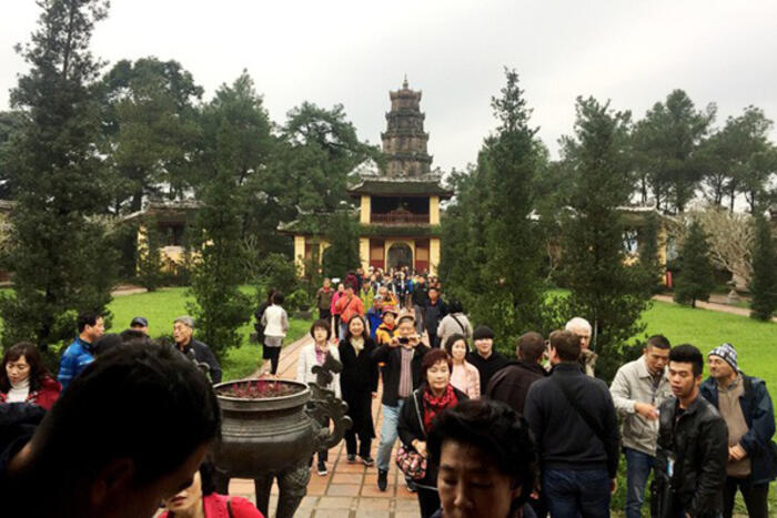 Mặc dù trời mưa lạnh nhưng khách du lịch vẫn đến tham quan rất đông tại chùa Thiên Mụ những ngày cuối năm