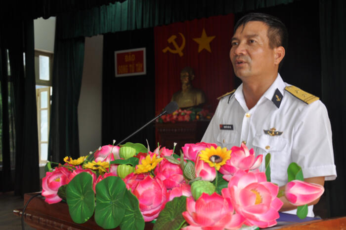 Trung tá, Chỉ huy trưởng đảo Song Tử Tây Nguyễn Đức Độ thông báo tình hình của đảo Song Tử Tây