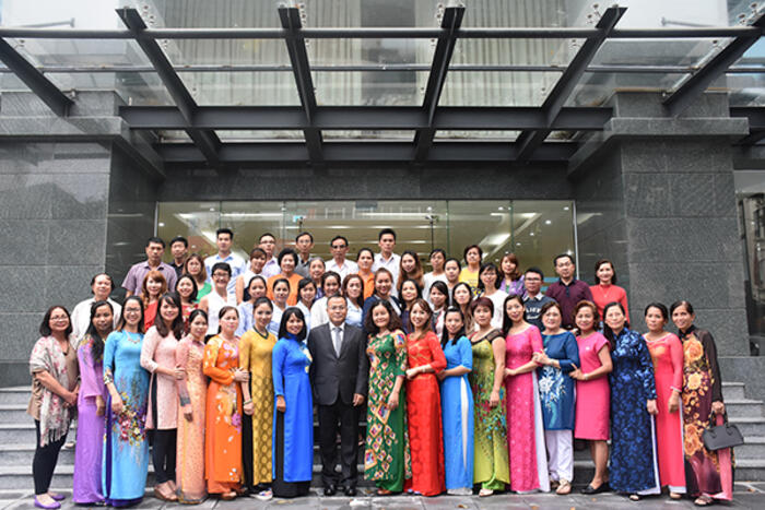 Thứ trưởng Vũ Hồng Nam chụp ảnh cùng Đoàn giáo viên kiều bào tham dự Khóa tập huấn và giảng dạy Tiếng Việt (tháng 8/2016)