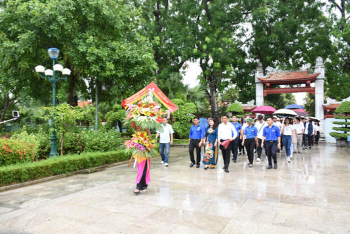Đoàn dâng hoa tưởng niệm Bác tại Khu di tích Kim Liên (Làng Sen)