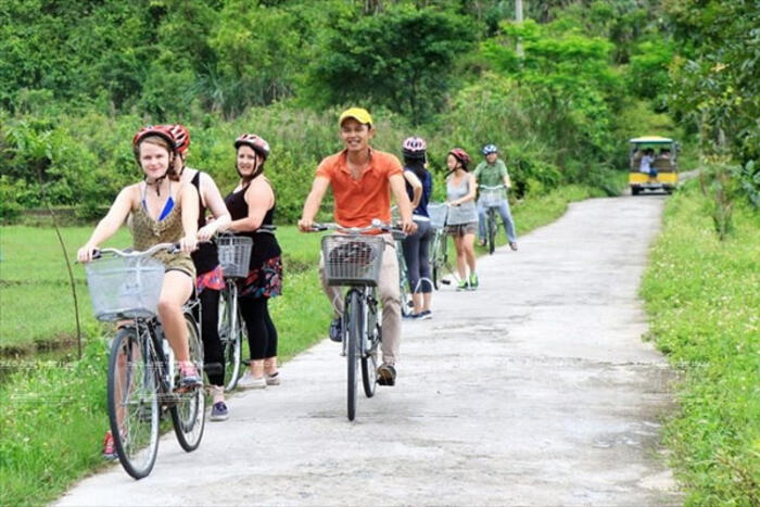 Đạp xe tham quan làng cổ Việt Hải. (Ảnh: Trần Thanh Giang)