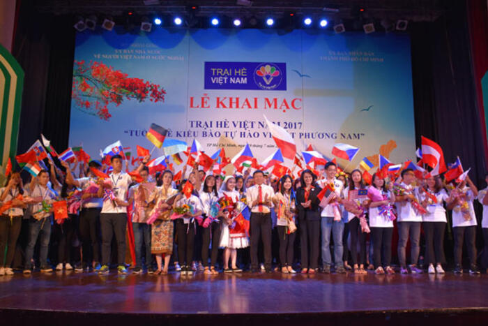 Ban Tổ chức tặng hoa các đại biểu Trại hè Việt Nam 2017