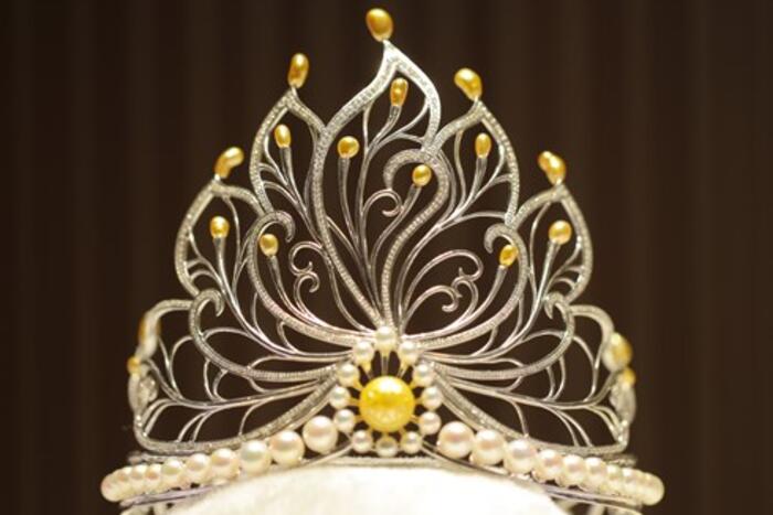 Vương miện Hoa hậu Việt Nam 2014 do anh Tuấn cùng 20 nghệ nhân của công ty Ngọc Trai Hoàng Gia thiết kế và chế tác trong vòng 03 tháng ròng
